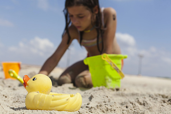 포토 JPG 해외이미지 어린이 모래 바다 여행 컨셉 자연 놀이 휴가 휴식 오리 사람없음 야외 초록색 물 파란색 모래사장 장난감 햇빛 태양 노란색 맑음 게임 아기 뜨거움 작음 플라스틱 삽 양동이 오브젝트 고무 땅파기 해외202004 해외포토 자연요소 컬러 재질 조류 날씨 사람 크기 생태계 파일형식 이미지허브