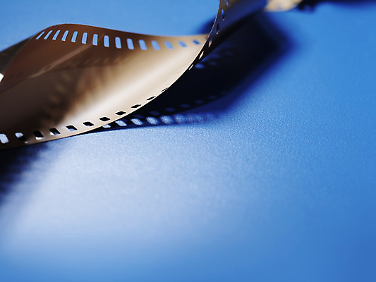 포토 JPG 해외이미지 백그라운드 그림자 사람없음 파란색 구멍 중앙 영화관 필름 영화 묘사 오브젝트 아날로그 구식 해외202004 해외포토 컬러 문화예술 극장 파일형식 이미지허브