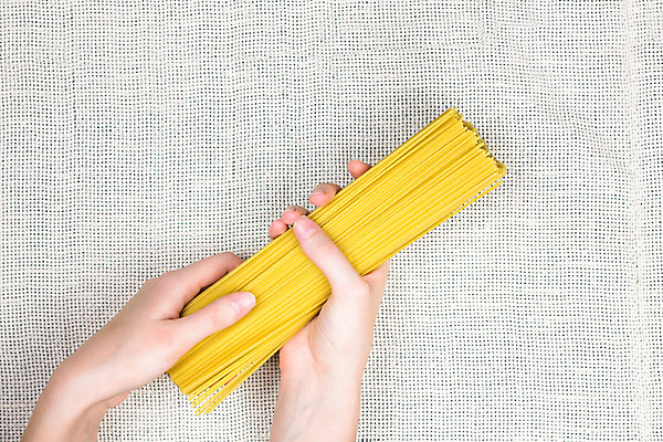 포토 JPG 해외이미지 라이프스타일 여자 문화 음식 백그라운드 다이어트 건조 파스타 스파게티 관리 요리 사람 사람없음 노란색 쌓기 이탈리아 흰색 잡기 면 지중해 유기농 날것 캔버스 레시피 생식 오리지널 채식주의자 탄수화물 페투치네 비건 해외202004 해외포토 웰빙 유럽 바다 컬러 모션 서양음식 건강 생활 채식 파스타면 파일형식 이미지허브