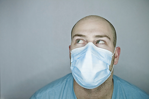 포토 JPG 해외이미지 응시 남자 얼굴 회색배경 짧은머리 병원 한명 사람 상반신 20대 성인 앞모습 머리 건강관리 의사 올려보기 관찰 바이러스 질병 박테리아 전염병 성인남자한명만 코로나바이러스 해외202004 해외포토 1 헤어스타일 시선 뷰포인트 백그라운드 의학 모션 건강 관리 청년 신체부위 회색 의료진 남자한명만 성인남자만 파일형식 이미지허브