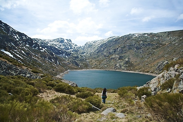 포토 JPG 해외이미지 식물 라이프스타일 여자 유럽 호수 겨울 자연 휴가 산 한명 사람 풍경 야외 초록색 물 파란색 자유 저수지 스페인 석호 해외202004 해외포토 자연요소 1 계절 나라 컬러 컨셉 생활 생태계 파일형식 이미지허브