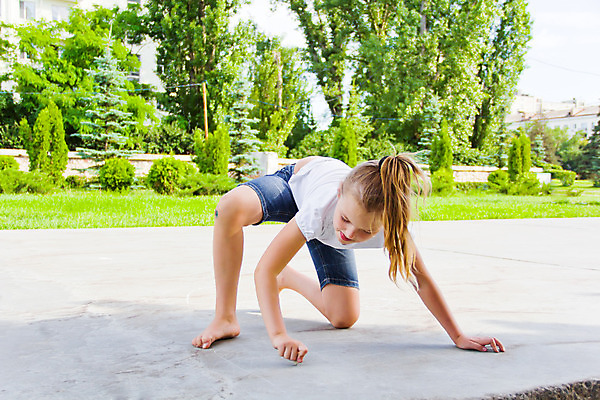 포토 JPG 해외이미지 백인 여학생 여자 유럽 어린이 한명 금발 흰색 9 그리기 6 7 해외202004 해외포토 서양인 1 학생 헤어스타일 나라 컬러 모션 사람 숫자 파일형식 이미지허브