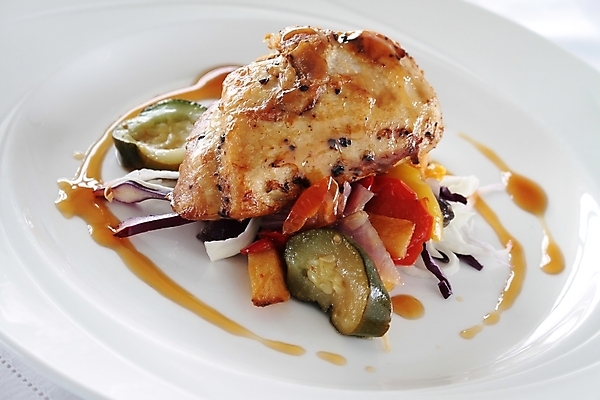 포토 JPG 해외이미지 그릇 접시 채소 부분 탁자 건강 요리 사람없음 식사 저녁식사 치킨 가슴 굽기 점심식사 해외202004 해외포토 식기 가구 신체부위 구이 닭고기요리 파일형식 이미지허브