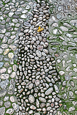 포토 JPG 해외이미지 전통 도로 길 백그라운드 패턴 포장 건축양식 표면 거리 바닥 이끼 사람없음 야외 초록색 마을 산책 회색 수확 골동품 조약돌 바위 시골 원형 거친 보행로 파편 오솔길 질감 복고 시멘트 타운 땅바닥 방법 옛날 해외202004 해외포토 도형 건축 컬러 무늬 농업 교통시설 휴식 돌_바위 도시 파일형식 이미지허브