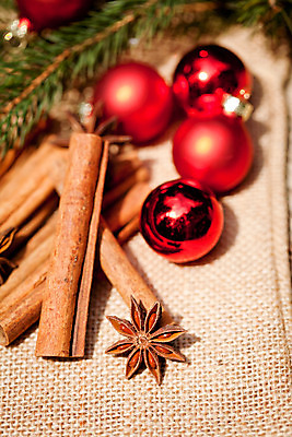 포토 JPG 해외이미지 크리스마스장식 크리스마스 실내 사람없음 아웃포커스 삼베 시나몬스틱 오너먼트 해외202004 팔각회향 해외포토 기념일 촬영기법 내부 향신료 시나몬 파일형식 천_직물 이미지허브
