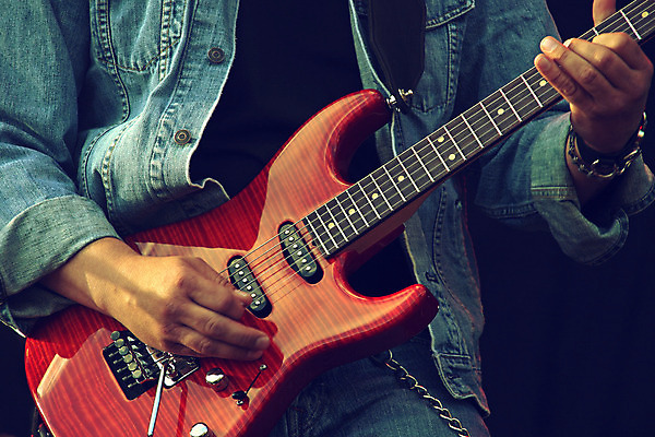 포토 JPG 해외이미지 긴머리 손 감정 음악 포즈 백그라운드 손가락 모션 놀이 검은배경 한명 사람없음 가로 빨간색 빛 금속 검은색 어둠 소리 콘서트 연주자 음악가 에너지 기구 기타 악단 일렉기타 드럼 예술가 열정 시끄러움 재즈 힘찬 생존 해외202004 해외포토 직업 1 헤어스타일 컬러 컨셉 재질 현악기 문화예술 타악기 사람 신체부위 공연 파일형식 이미지허브