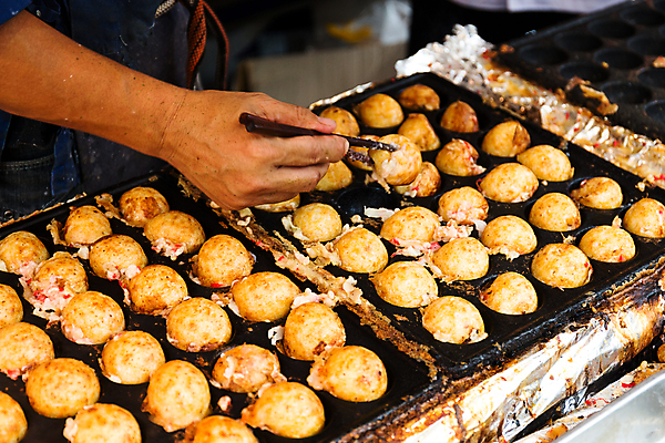 포토 JPG 해외이미지 손 실내 집게 들기 신체부위 타코야키 길거리음식 일본음식 해외202004 해외포토 음식 모션 사람 내부 파일형식 이미지허브