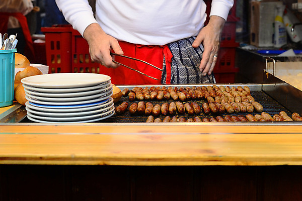 포토 JPG 해외이미지 손 유럽 음식 불꽃 독일 집게 요리 사람없음 야외 빨간색 상점 뜨거움 소시지 시장 개 그릴 바비큐 흔적 속도 숯 석탄 해외202004 해외포토 나라 컬러 포유류 주방용품 불 신체부위 가공식품 파일형식 이미지허브