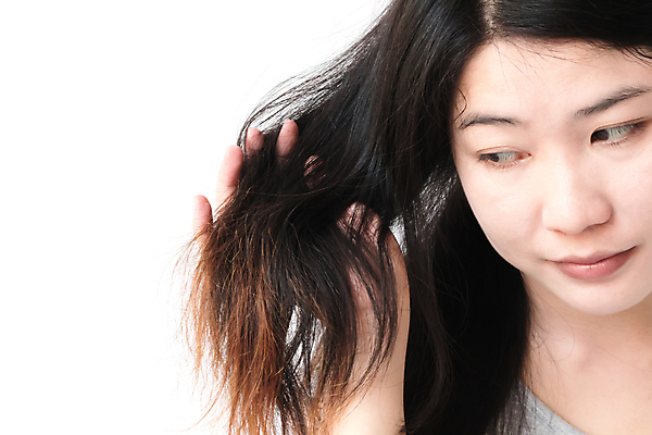 포토 JPG 해외이미지 응시 여자 한명 들기 상반신 성인 앞모습 뷰티 머리카락 머리 흰배경 헤어관리 두피케어 탈모 탈모클리닉 성인여자한명만 해외202004 탈모예방 해외포토 1 시선 뷰포인트 백그라운드 모션 사람 신체부위 흰색 예방 클리닉 증상 여자한명만 성인여자만 파일형식 이미지허브