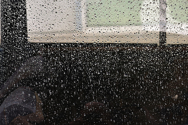 포토 JPG 해외이미지 모양 계절 백그라운드 창문 자동차 유리 표면 날씨 추상 사람없음 물 젖음 흐름 가을 물방울 점 원형 투명 액체 붓기 떨어짐 빗방울 묘사 질감 해외202004 해외포토 자연요소 도형 육상교통 컨셉 무늬 모션 재질 비_날씨 파일형식 이미지허브