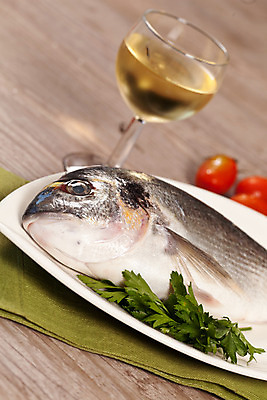 포토 JPG 해외이미지 접시 토마토 와인잔 식탁 파슬리 사람없음 화이트와인 레몬 날것 도미 해외202004 해외포토 식기 채소 술잔 과일 탁자 어류 와인 파일형식 이미지허브