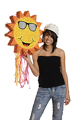 포토 JPG 해외이미지 여자 행복 갈색머리 사탕 한명 사람 10대 장난감 태양 맑음 흰색 니트 해외202004 해외포토 자연요소 1 헤어스타일 감정 컬러 상의 청소년 날씨 디저트 파일형식 이미지허브