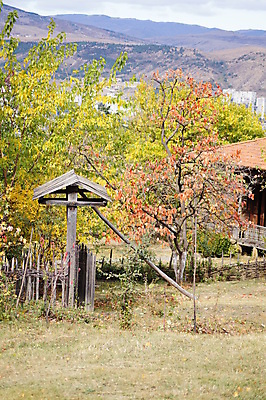 포토 JPG 해외이미지 주간 나무 전통 디자인 외관 문화 잎 건축양식 자연 지붕 유물 주택 미술 풍경 여러명 사람없음 건물 목재 장식 노란색 마을 골동품 가을 시골 도시 바퀴 그리기 역사 오브젝트 박물관 공화국 안뜰 옛날 조지아 해외202004 해외포토 자연요소 식물 건축물 계절 건축 나라 컬러 다수 재료 모션 문화예술 사람 생태계 동유럽 파일형식 이미지허브