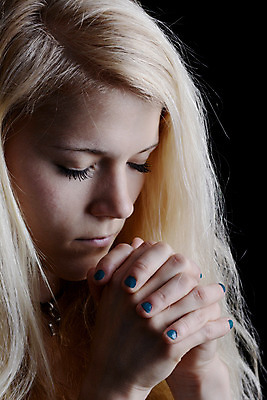 포토 JPG 해외이미지 여자 종교 검은배경 관리 한명 세로 금발 믿음 희망 기도 영혼 좌절 집중 명상 용서 신앙심 성인여자만 해외202004 해외포토 1 헤어스타일 감정 백그라운드 컨셉 사람 검은색 여자만 성인만 파일형식 이미지허브