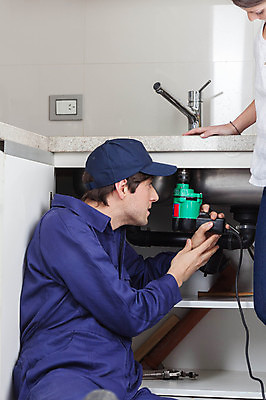 포토 JPG 해외이미지 백인 모델 직업 여자 유니폼 노동자 주택 사람 20대 두명 세로 주방 장비 공구 스패너 업무 작업 재산 수리 싱크대 고정 대야 정비공 유지 건축업자 배관공 송곳 옛날 재주꾼 해외202004 해외포토 서양인 옷 건축 청년 건물 금융 도구 기술자 개수대 파일형식 이미지허브