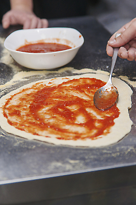 포토 JPG 해외이미지 손 여자 음식 빵 가사 재료 탁자 피자 파스타 건강 관리 요리 사람 사람없음 목재 주방 요리사 식사 빵집 흰색 시골 신선 작업 가루 밀 굽기 준비 날것 반죽 만들기 밀가루 레시피 성분 밀가루반죽 이스트 제빵사 페스츄리 핸드메이드 해외202004 해외포토 나무 직업 컬러 가구 모션 곡류 패스트푸드 서양음식 신체부위 상점 구이 파일형식 이미지허브