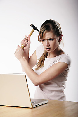 포토 JPG 해외이미지 인터넷 통신 놀이 탁자 직장 한명 노트북 컴퓨터 금발 사무실 도전 분노 업무 작업 좌절 망치 연결 문제 해결 거짓말 단절 배려 주장 해외202004 해외포토 1 헤어스타일 감정 가구 컨셉 회사 비즈니스 사람 전자제품 공구 파일형식 이미지허브