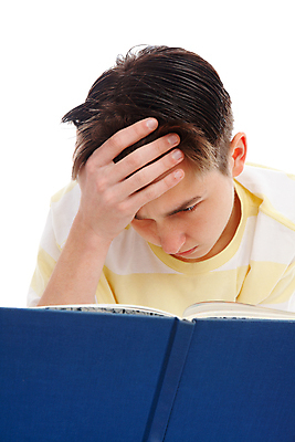 포토 JPG 해외이미지 백인 학생 교육 남자 휴식 고등학교 한명 사람 소년 10대 청춘 독서 시험 집중 교과서 흰배경 문학 해외202004 해외포토 서양인 1 어린이 백그라운드 컨셉 학교 청소년 교재 흰색 파일형식 이미지허브