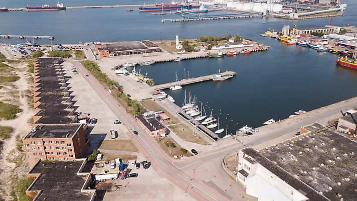 포토 JPG 해외이미지 유럽 바다 백그라운드 밭 교통시설 자연 안테나 풍경 사람없음 야외 물 항구 시골 포트 드론 라트비아 조감도 해외202004 해외포토 자연요소 나라 교통 농업 통신 북유럽 시설 생태계 파일형식 이미지허브