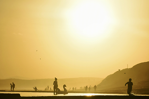 포토 JPG 해외이미지 전신 여자 남자 실루엣 어린이 바다 여행 가족 휴가 수영장 풍경 여러명 성인 야외 여름 햇빛 일몰 해외202004 해외포토 계절 다수 관계 촬영기법 사람 태양 노을 파일형식 이미지허브