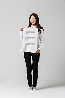 포토 JPG 스튜디오촬영 전신 우먼라이프 여자 실내 한명 서기 미소 들기 20대 성인 앞모습 숫자 한국인 달월 성인여자한명만 성인만 국내포토 문자 1 라이프스타일 뷰포인트 모션 표정 사람 동양인 청년 내부 한자 여자한명만 성인여자만 파일형식
