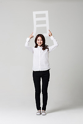 포토 JPG 스튜디오촬영 전신 우먼라이프 여자 실내 한명 서기 미소 들기 20대 성인 앞모습 숫자 한국인 달월 성인여자한명만 성인만 국내포토 문자 1 라이프스타일 뷰포인트 모션 표정 사람 동양인 청년 내부 한자 여자한명만 성인여자만 파일형식