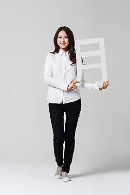 포토 JPG 스튜디오촬영 전신 우먼라이프 여자 실내 한명 서기 미소 들기 20대 성인 앞모습 숫자 한국인 달월 성인여자한명만 성인만 국내포토 문자 1 라이프스타일 뷰포인트 모션 표정 사람 동양인 청년 내부 한자 여자한명만 성인여자만 파일형식