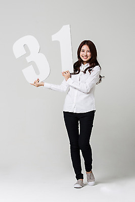 포토 JPG 스튜디오촬영 전신 1 우먼라이프 여자 실내 3 한명 서기 들기 20대 성인 앞모습 숫자 한국인 31일 성인여자한명만 성인만 국내포토 문자 라이프스타일 뷰포인트 모션 사람 동양인 청년 내부 날짜 여자한명만 성인여자만 파일형식