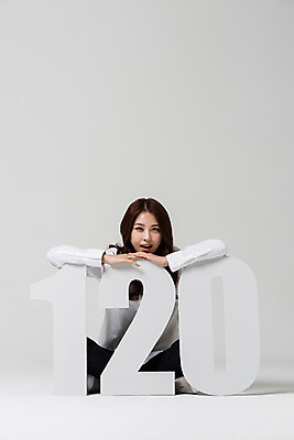 포토 JPG 스튜디오촬영 전신 우먼라이프 여자 안내 실내 한명 앉기 20대 성인 앞모습 숫자 한국인 정보 영 성인여자한명만 성인만 120 국내포토 문자 1 라이프스타일 뷰포인트 모션 사람 동양인 청년 내부 전화번호 여자한명만 성인여자만 파일형식
