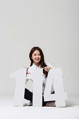 포토 JPG 스튜디오촬영 전신 우먼라이프 여자 안내 실내 한명 앉기 20대 성인 앞모습 숫자 한국인 정보 텔레마케팅 전화번호 114 성인여자한명만 성인만 국내포토 문자 1 라이프스타일 뷰포인트 모션 사람 동양인 청년 내부 서비스업 여자한명만 성인여자만 파일형식