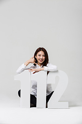 포토 JPG 스튜디오촬영 전신 우먼라이프 여자 실내 한명 앉기 20대 성인 앞모습 숫자 한국인 112 전화번호 긴급전화 신고 성인여자한명만 성인만 국내포토 문자 1 라이프스타일 뷰포인트 모션 사람 동양인 청년 내부 통화 여자한명만 성인여자만 파일형식