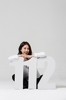 포토 JPG 스튜디오촬영 전신 우먼라이프 여자 실내 한명 앉기 20대 성인 앞모습 숫자 한국인 112 전화번호 긴급전화 신고 성인여자한명만 성인만 국내포토 문자 1 라이프스타일 뷰포인트 모션 사람 동양인 청년 내부 통화 여자한명만 성인여자만 파일형식