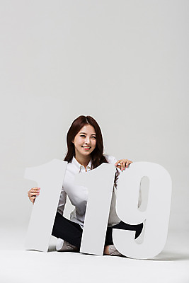 포토 JPG 스튜디오촬영 전신 우먼라이프 여자 실내 한명 앉기 20대 성인 앞모습 숫자 한국인 119 전화번호 긴급전화 신고 성인여자한명만 성인만 국내포토 문자 1 라이프스타일 뷰포인트 모션 사람 동양인 청년 내부 소방 통화 여자한명만 성인여자만 파일형식