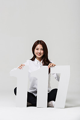 포토 JPG 스튜디오촬영 전신 우먼라이프 여자 안내 실내 한명 미소 앉기 20대 성인 앞모습 숫자 한국인 상담 117 학교폭력 성인여자한명만 성인만 국내포토 문자 1 라이프스타일 뷰포인트 모션 표정 사람 동양인 청년 내부 폭력 전화번호 여자한명만 성인여자만 파일형식