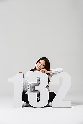 포토 JPG 스튜디오촬영 전신 우먼라이프 여자 안내 실내 한명 앉기 20대 성인 앞모습 숫자 한국인 상담 법 전화번호 성인여자한명만 성인만 132 국내포토 문자 1 라이프스타일 뷰포인트 모션 사람 동양인 청년 내부 여자한명만 성인여자만 파일형식