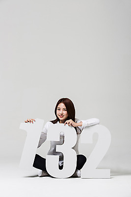 포토 JPG 스튜디오촬영 전신 우먼라이프 여자 안내 실내 한명 앉기 20대 성인 앞모습 숫자 한국인 상담 법 전화번호 성인여자한명만 성인만 132 국내포토 문자 1 라이프스타일 뷰포인트 모션 사람 동양인 청년 내부 여자한명만 성인여자만 파일형식