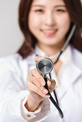 포토 JPG 스튜디오촬영 우먼라이프 여자 청진기 실내 한명 서기 미소 상반신 20대 성인 앞모습 아웃포커스 한국인 의사 의사가운 성인여자한명만 성인만 국내포토 1 라이프스타일 뷰포인트 의료기기 모션 촬영기법 표정 사람 동양인 청년 내부 의료진 가운 여자한명만 성인여자만 파일형식