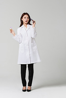 포토 JPG 스튜디오촬영 전신 우먼라이프 여자 안경 실내 한명 서기 들기 20대 성인 앞모습 한국인 의사 의사가운 성인여자한명만 성인만 렌즈케이스 국내포토 1 라이프스타일 잡화 뷰포인트 모션 사람 동양인 청년 내부 위생용품 의료진 가운 여자한명만 성인여자만 파일형식