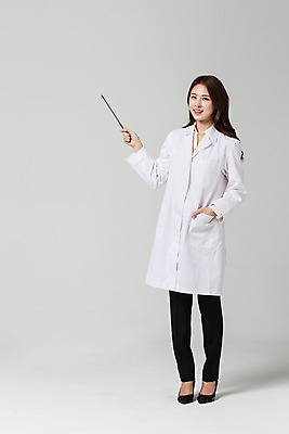 포토 JPG 스튜디오촬영 전신 우먼라이프 여자 실내 한명 서기 20대 성인 앞모습 한국인 의사 가리킴 의사가운 지시봉 시력검사 성인여자한명만 성인만 국내포토 1 라이프스타일 뷰포인트 모션 사람 동양인 손짓 청년 내부 의료진 가운 검사_조사 여자한명만 성인여자만 파일형식