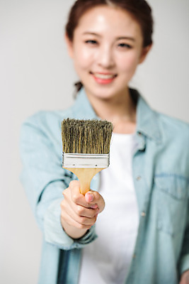 포토 JPG 스튜디오촬영 우먼라이프 여자 실내 한명 미소 들기 상반신 20대 성인 앞모습 아웃포커스 한국인 페인트붓 성인여자한명만 성인만 국내포토 1 라이프스타일 뷰포인트 모션 촬영기법 표정 사람 동양인 청년 내부 붓 여자한명만 성인여자만 파일형식