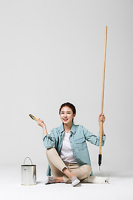 포토 JPG 스튜디오촬영 전신 우먼라이프 여자 실내 한명 들기 앉기 20대 성인 앞모습 페인트 한국인 페인트붓 페인트롤러 성인여자한명만 성인만 국내포토 1 라이프스타일 뷰포인트 모션 사람 동양인 청년 내부 붓 여자한명만 성인여자만 파일형식