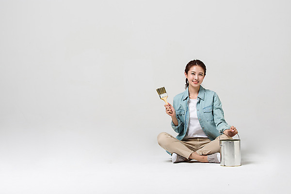 포토 JPG 스튜디오촬영 전신 우먼라이프 여자 실내 한명 들기 앉기 20대 성인 앞모습 페인트 한국인 페인트붓 성인여자한명만 성인만 국내포토 1 라이프스타일 뷰포인트 모션 사람 동양인 청년 내부 붓 여자한명만 성인여자만 파일형식