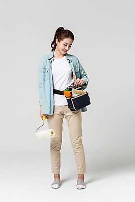 포토 JPG 스튜디오촬영 전신 우먼라이프 여자 실내 한명 서기 들기 20대 성인 앞모습 한국인 롤러 도구함 성인여자한명만 성인만 국내포토 1 라이프스타일 뷰포인트 모션 사람 동양인 청년 내부 여자한명만 성인여자만 파일형식