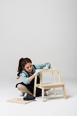 포토 JPG 스튜디오촬영 전신 우먼라이프 여자 의자 실내 한명 앉기 20대 성인 앞모습 한국인 만들기 DIY 성인여자한명만 성인만 국내포토 1 라이프스타일 뷰포인트 가구 모션 사람 동양인 청년 취미 내부 여자한명만 성인여자만 파일형식