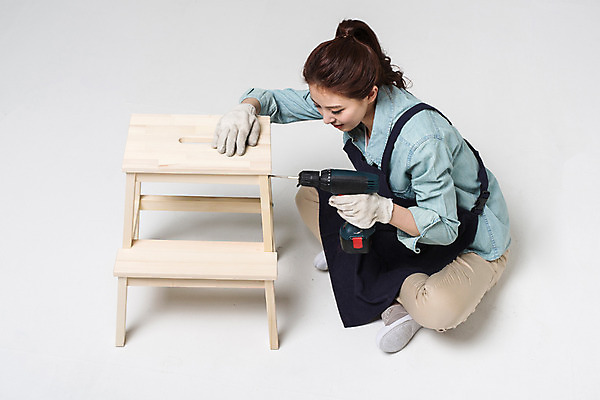 포토 JPG 스튜디오촬영 전신 우먼라이프 여자 의자 실내 한명 앉기 20대 성인 옆모습 한국인 드릴 만들기 DIY 성인여자한명만 성인만 국내포토 1 라이프스타일 뷰포인트 가구 모션 사람 동양인 청년 취미 내부 공구 여자한명만 성인여자만 파일형식