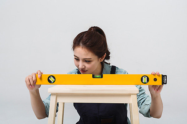 포토 JPG 스튜디오촬영 우먼라이프 여자 의자 실내 한명 앉기 상반신 20대 성인 앞모습 한국인 만들기 DIY 수평계 성인여자한명만 성인만 국내포토 1 라이프스타일 뷰포인트 가구 모션 사람 동양인 청년 취미 내부 여자한명만 성인여자만 파일형식