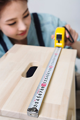 포토 JPG 스튜디오촬영 우먼라이프 여자 의자 실내 줄자 한명 상반신 20대 성인 앞모습 아웃포커스 한국인 측정 DIY 성인여자한명만 성인만 국내포토 1 라이프스타일 뷰포인트 가구 촬영기법 자 사람 동양인 청년 취미 내부 여자한명만 성인여자만 파일형식