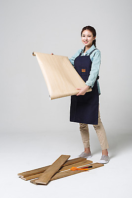 포토 JPG 스튜디오촬영 전신 우먼라이프 여자 실내 한명 서기 미소 들기 20대 성인 앞모습 한국인 DIY 장판 성인여자한명만 성인만 국내포토 1 라이프스타일 뷰포인트 모션 표정 사람 동양인 청년 취미 내부 여자한명만 성인여자만 파일형식