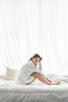 포토 JPG 전신 우먼라이프 여자 휴식 실내 한명 앉기 20대 성인 옆모습 침실 한국인 침대 안식처 성인여자한명만 성인만 국내포토 1 라이프스타일 뷰포인트 가구 컨셉 모션 사람 동양인 청년 내부 여자한명만 성인여자만 파일형식