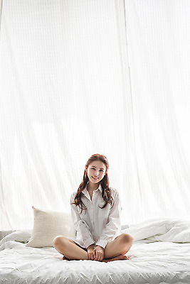 포토 JPG 전신 우먼라이프 여자 휴식 실내 한명 미소 앉기 20대 성인 앞모습 침실 한국인 침대 성인여자한명만 성인만 국내포토 1 라이프스타일 뷰포인트 가구 컨셉 모션 표정 사람 동양인 청년 내부 여자한명만 성인여자만 파일형식
